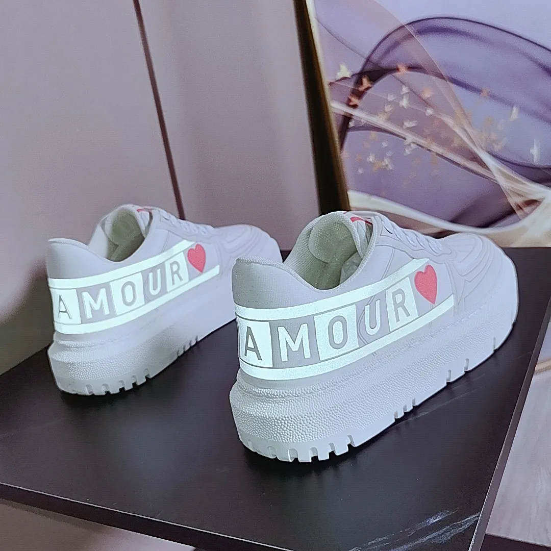 👟👟Ex-factory price 480👟👟 2021ssDior shell-toe casual white shoes, the latest letter strip layout with luminous colors, the same style as the ready-to-wear series 1️⃣Original mold opening 2️⃣Original cowhide➕Breathable mesh lining 3️⃣TPU evacuation outsole 4️⃣Injection-molded latex cowhide feet 5️⃣Full set of packaging at the counter, code number 35-40 (41 can be customized)